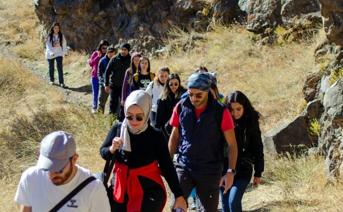 Dağcılar Ardahan’da kanyonun doruğundaki “Şeytan Kalesi”ne yürüdü