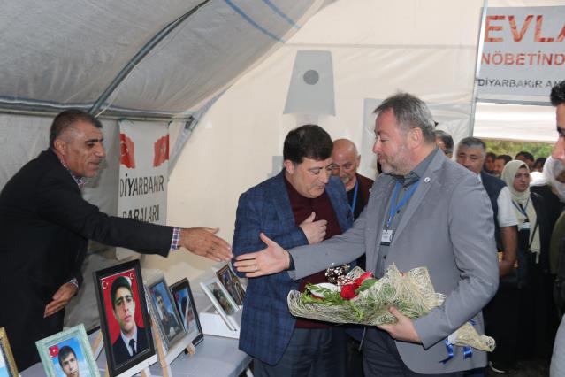 Diyarbakır annelerinin oturma aksiyonuna bir aile daha katıldı