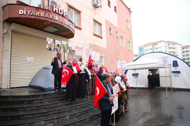 Diyarbakır annelerinin oturma hareketine bir aile daha katıldı