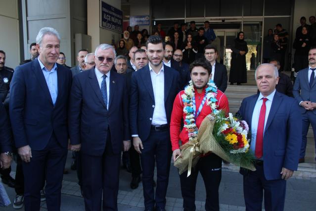 Dünya ikincisi ulusal güreşçi Ahmet Duman, memleketi Tokat’ta coşkuyla karşılandı