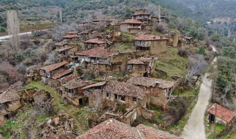 İzmir’in hayalet köyü… Paranormal olayların yaşandığı iddiası Youtuberları bu köye akın ettiriyor