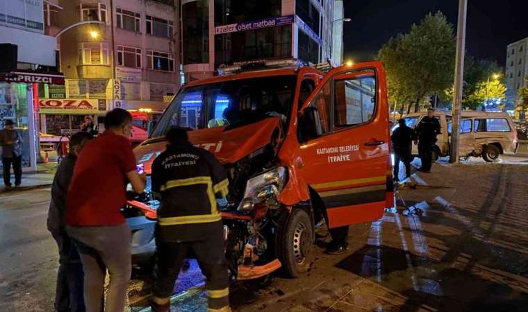 İki otomobil kafa kafaya çarpıştı, yaralılara müdahaleye giden itfaiye ekibi de kaza yaptı: 8 yaralı