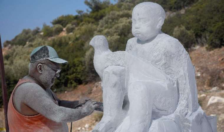 Kuşadası’nda mermerler ‘barış ve özgürlük’ temasıyla işleniyor