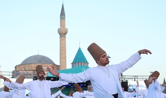 Mevlana’nın Huzurunda 250 Semazen Aynı Anda Sema İcra Etti