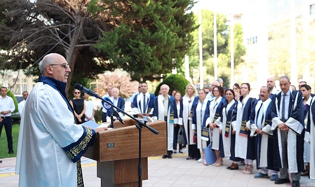 Dokuz Eylül Üniversitesi (DEÜ), 42’nci kuruluş yıl dönümünü, Rektörlük Yerleşkesi’nde düzenlediği tören programıyla kutladı